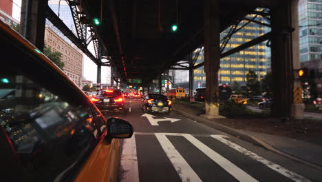 El-Famoso-Taxi-Amarillo-De-Nueva-York-Se-Pasea-Por-La-Vista-Del-Puente-Desde-La-Ventanilla-Del-Taxi