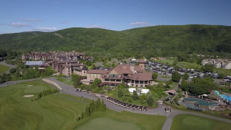 impresionantes imágenes de drones del resort - crystal springs resort en hamburgo, nueva jersey