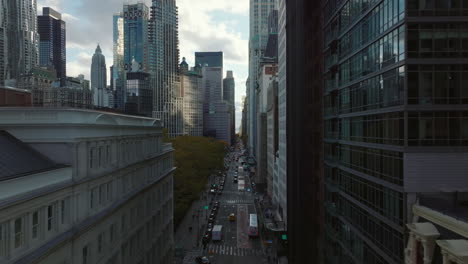 Vorwärtsfliegen-über-Der-Downtown-Street.-Aufschlussreiche-Bürohochhäuser.-Manhattan,-New-York-City,-Vereinigte-Staaten