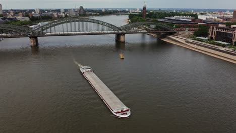 düsseldorf, alemania - río rin con puente y barcaza