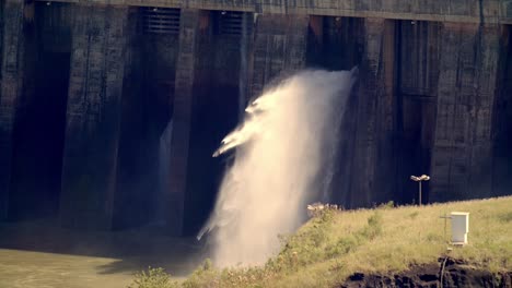 corriente de agua extrema que fluye a través del vertedero de la presa hidroeléctrica de itaipu en la frontera entre brasil y paraguay