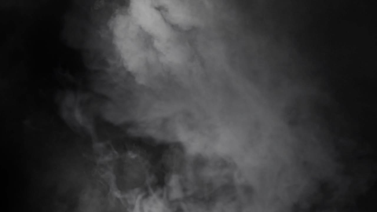 Fumo bianco denso realistico o nebbia riempiono l'intero schermo. Utilizzalo come sovrapposizione per scene atmosferiche, malinconiche o misteriose, oppure come transizione