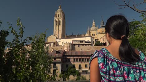 Empuje-Lento-Hacia-La-Parte-Posterior-De-La-Mujer,-De-Pie,-Mirando-El-Paisaje-Urbano-De-Segovia-Desde-La-Distancia-A-Cámara-Lenta