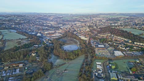 imágenes aéreas de invierno de una ciudad urbana cubierta de escarcha de heckmondwike en yorkshire uk, mostrando carreteras con mucho tráfico y casas de ladrillo rojo