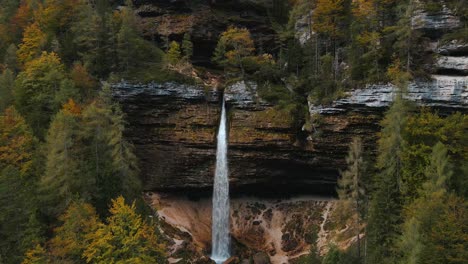 Cascada-Escénica-De-Pericnik-Durante-La-Temporada-De-Otoño,-Antena