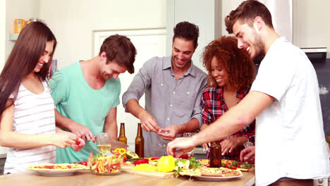 Freunde-Backen-Pizza-Und-Trinken-Bier-Und-Wein