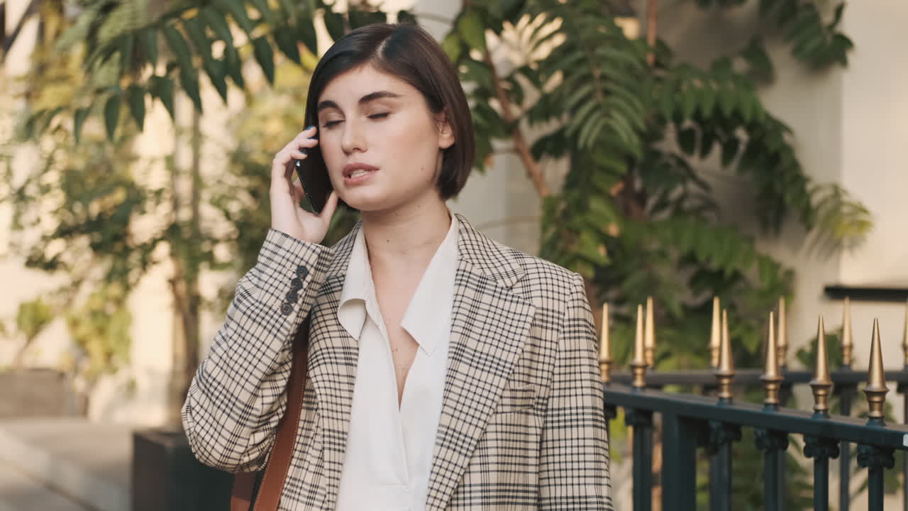 현대적 인 부동산 대리인 은 밖 에서 고객 을 기다리고 있다