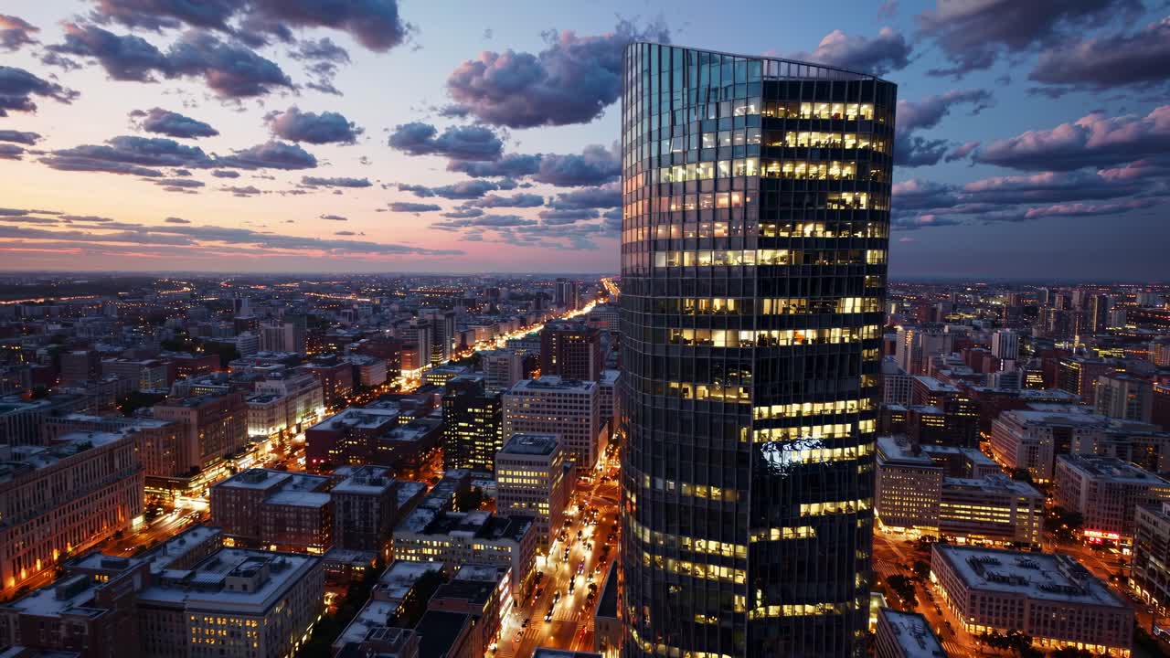 Veduta aerea di un paesaggio urbano al tramonto, che mostra strade illuminate e un moderno grattacielo