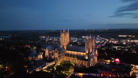 el video aéreo de drones captura la icónica catedral de lincoln en lincolnshire, reino unido, al anochecer, destacando su magnífica arquitectura gótica iluminada.
