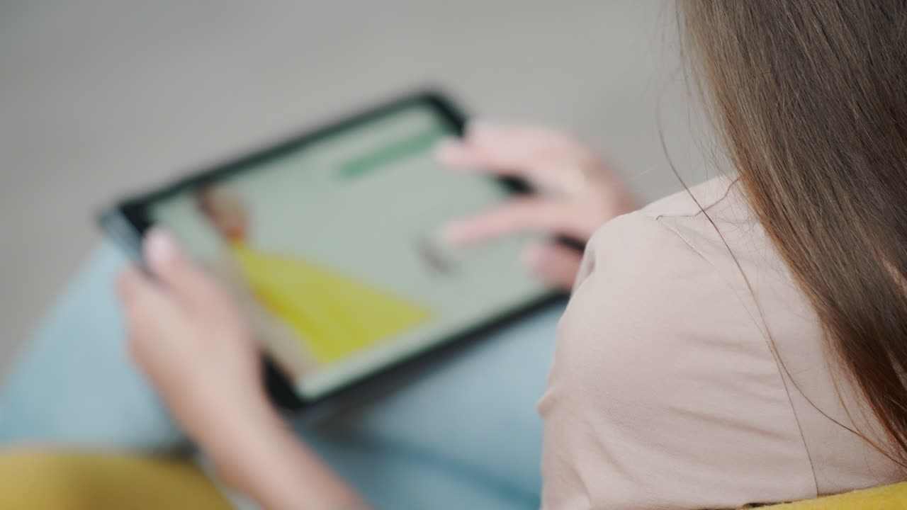mujer navegando por la moda en línea en una tableta