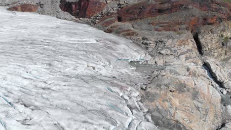 derretimiento y fractura de la capa de hielo del glaciar en el valle de la montaña, calentamiento global