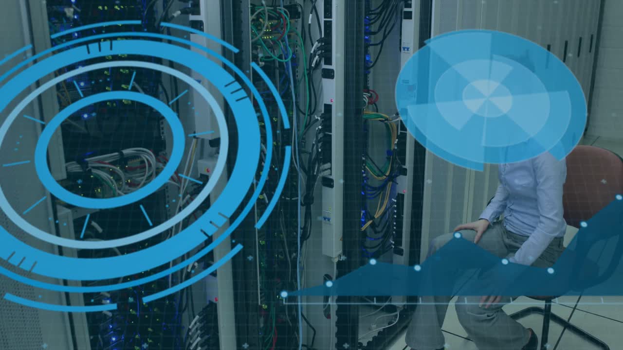 animación de la interfaz con el procesamiento de datos sobre ingeniera caucásica que trabaja en la sala de servidores