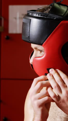 un boxeador masculino con un sombrero