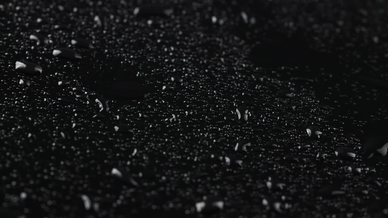 검은 유리 바탕에 비방울을 는 것