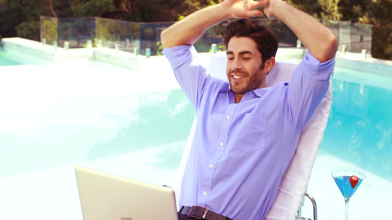 hombre guapo usando una computadora portátil y relajándose