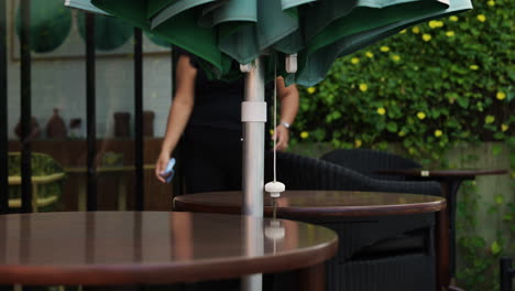 camareras trabajando en una cafetería
