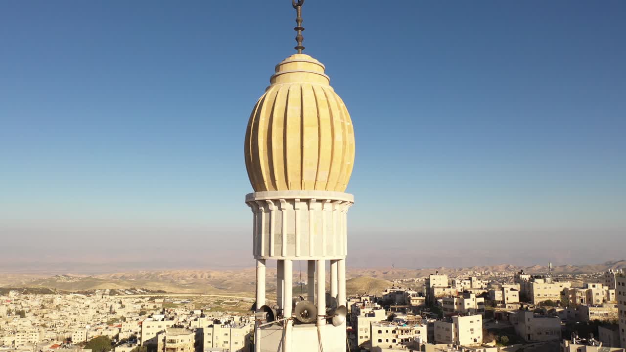 torre de la mezquita en el campamento de refugiados de anata, jerusalén, vista aérea