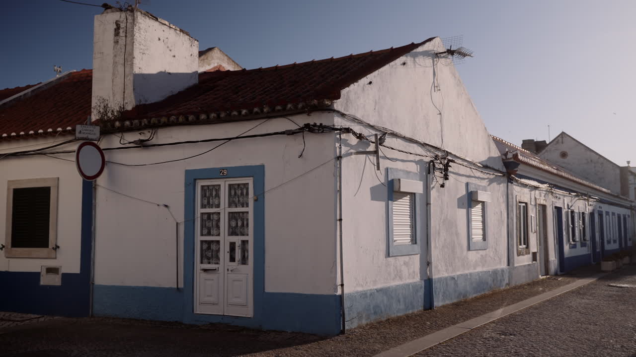 Incantevole casa imbiancata a calce in un villaggio portoghese