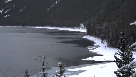 Langsames-Schwenken-Eines-Verschneiten,-Zugefrorenen-Sees-Im-Banff-Nationalpark-In-Kanada