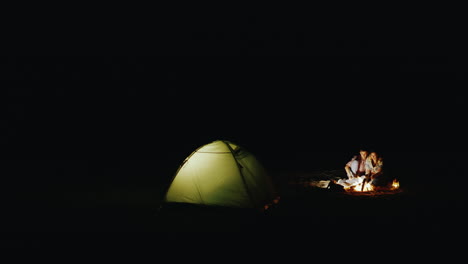 Joven-Pareja-Y-Romance-El-Fuego-En-La-Carpa-Y-Recreación-Al-Aire-Libre