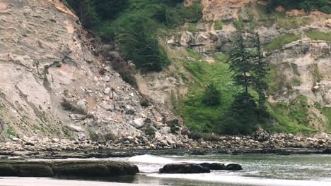 Sanitäter-Der-Küstenwache-Klettern-Hinauf-Zu-Der-Stelle,-An-Der-Wanderer-Unter-Den-Klippen-In-South-Cove-In-Der-Nähe-Von-Charleston,-Oregon,-Hinabstürzten