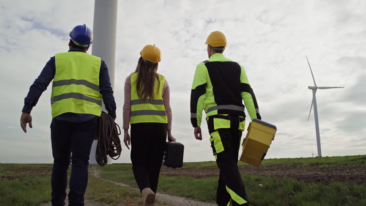 el equipo de profesionales va al campo del molino de viento.