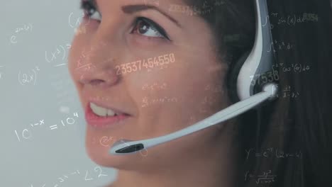 animación de números y ecuaciones sobre mujer de negocios usando auriculares de teléfono