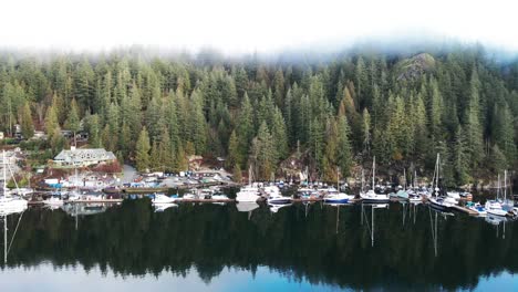 Cooler-Rückwärtsflug-über-Deep-Cove-Marina-Mit-Bruchsteinen-Im-Hintergrund-Und-Der-Wunderschönen-Nordküste