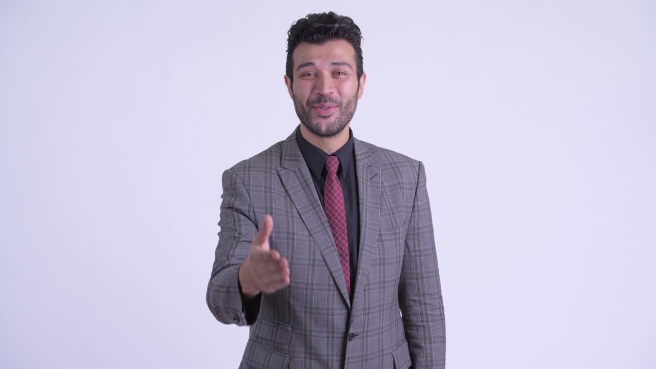 feliz guapo hombre de negocios persa barbudo en traje