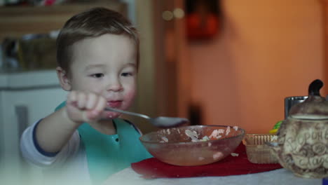 Niño-De-Dos-Años-Está-Comiendo-Sopa-De-Pescado-Del-Plato-Clip-Tres