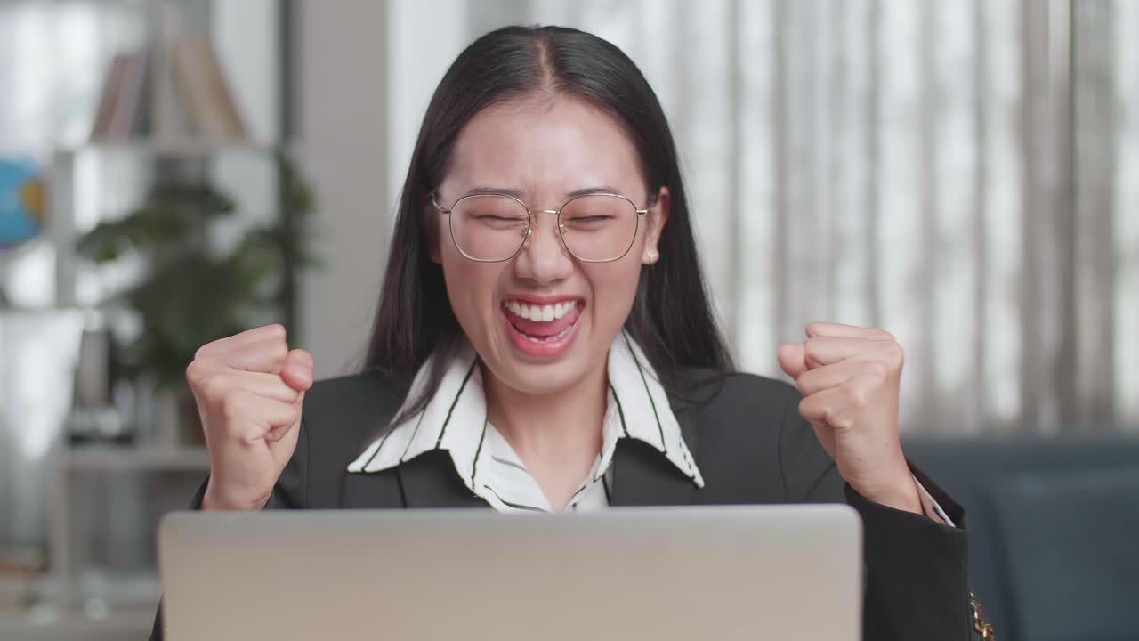 노트북에서 성공을 축하하는 흥분한 사업가