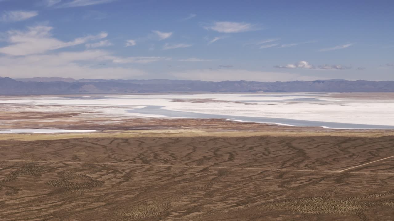 órbita de seguimiento aéreo de drones con vistas a las salinas grandes de las provincias de jujuy y salta, argentina