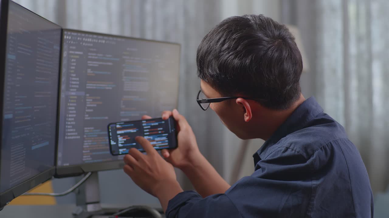 programador trabajando en un proyecto de codificación