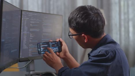programador trabajando en un proyecto de codificación