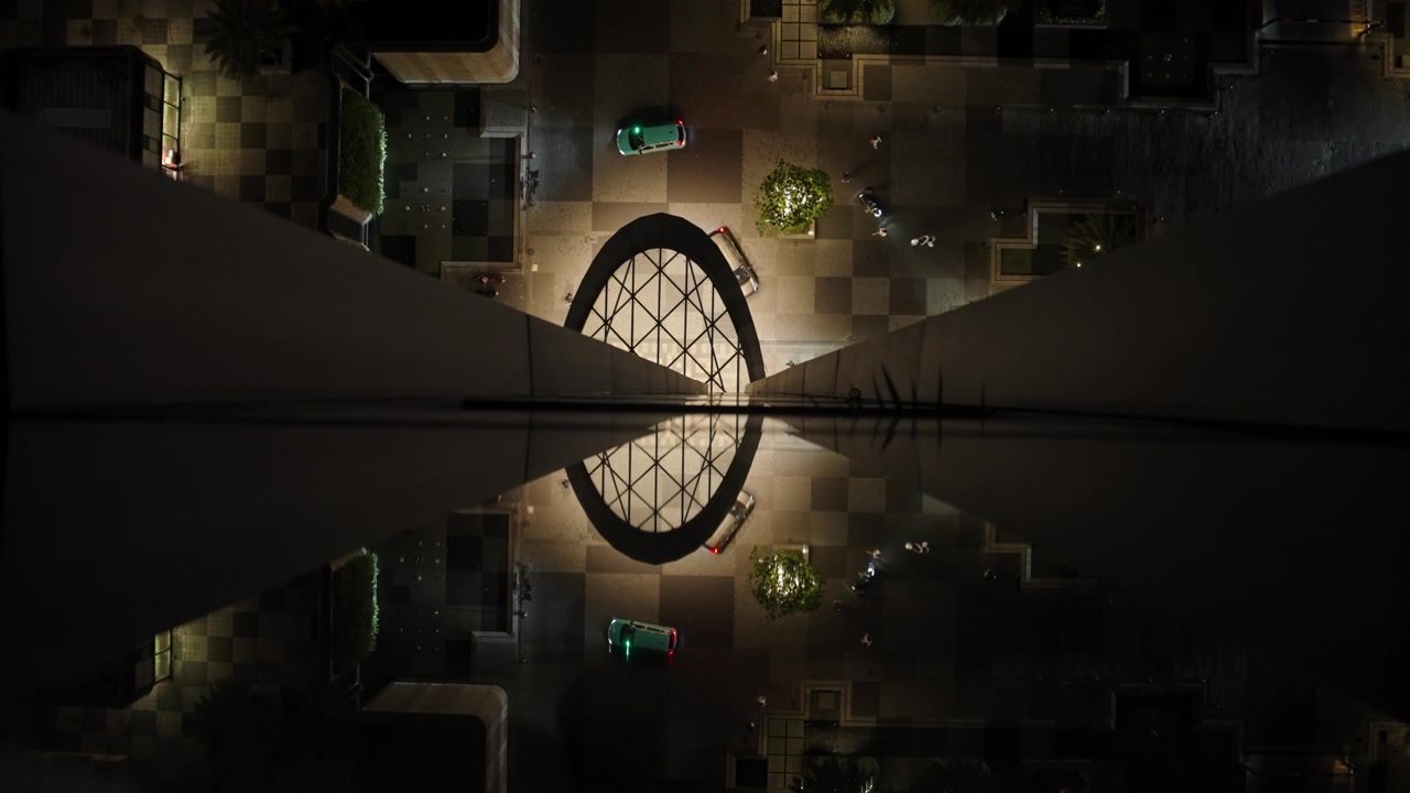Vista aérea noturna do Landmark 81, Saigon, com luzes e sombras da cidade.