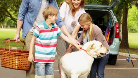 Eltern-Posieren-Mit-Kindern-Und-Haustier-Labrador-Im-Park