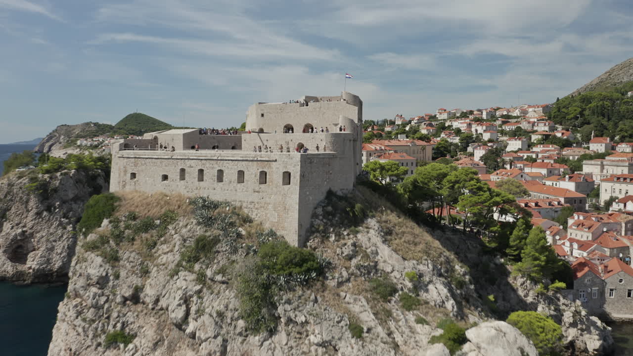 Sorvolo epico di Approdo del Re da Game of Thrones, ambientato nella Città Vecchia di Dubrovnik, Croazia