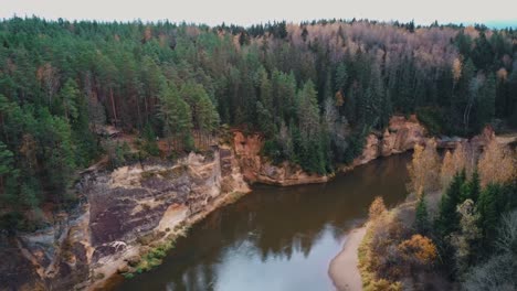 Acantilados-De-Erglu-Y-Gran-Vista-Sobre-El-Río-Gauja-Cesis,-Letonia