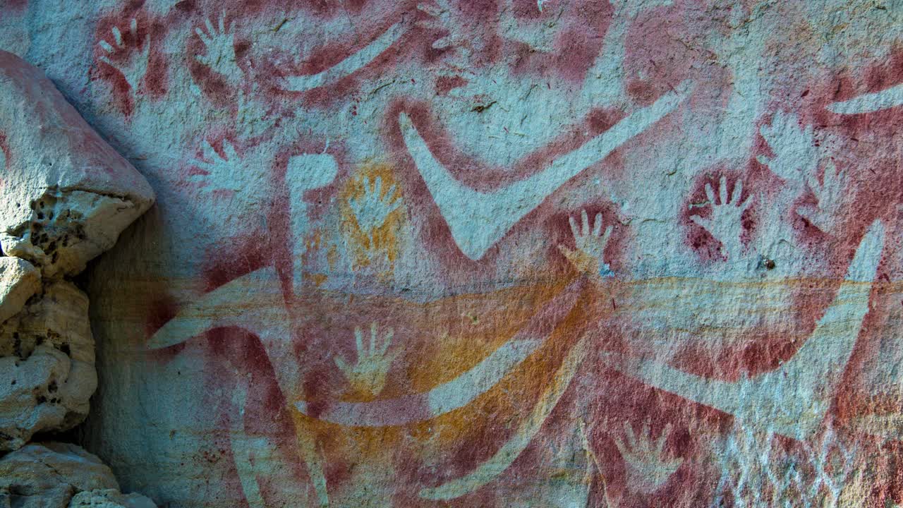increíble arte rupestre aborigen en carnarvon gorge en el oeste de australia