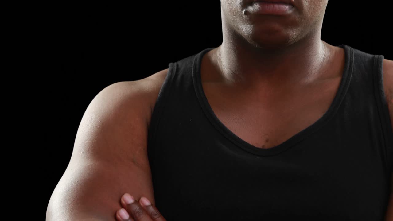 카메라를 위해 포즈를 취하는 보디빌더