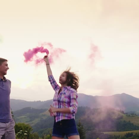 pareja joven jugando con fichas de humo