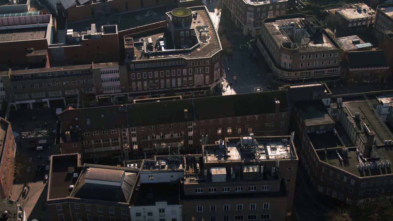 Via dello shopping principale della città di Exeter. Centro città iconico pieno di negozi di abbigliamento con il centro commerciale Princesshay sullo sfondo. Un misto di edifici e paesaggio urbano.