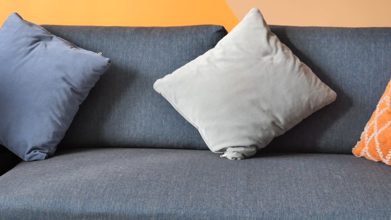 sofá azul con almohadas