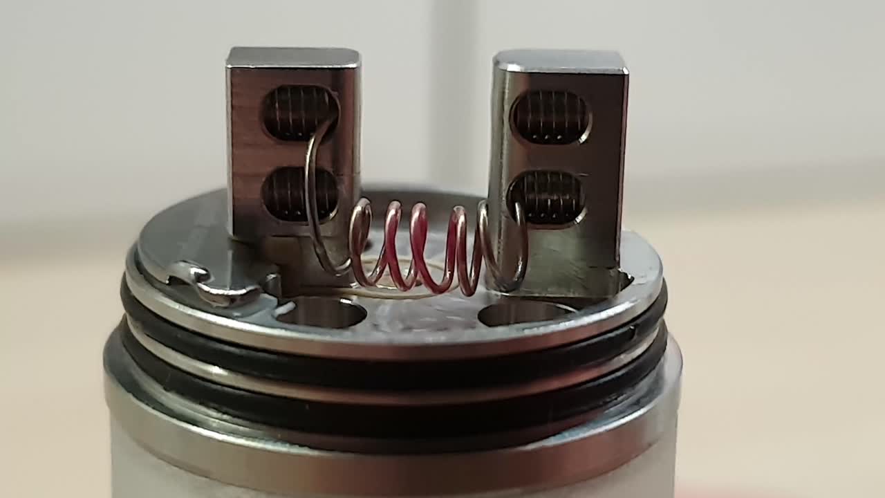 Coil heating of RDA atomizer for vaping or e-cigarette