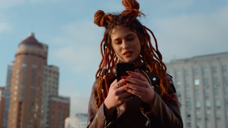 Mujer-Joven-Sosteniendo-Teléfono-Celular-Al-Aire-Libre.-Persona-Femenina-Leyendo-Un-Mensaje-Por-Teléfono.