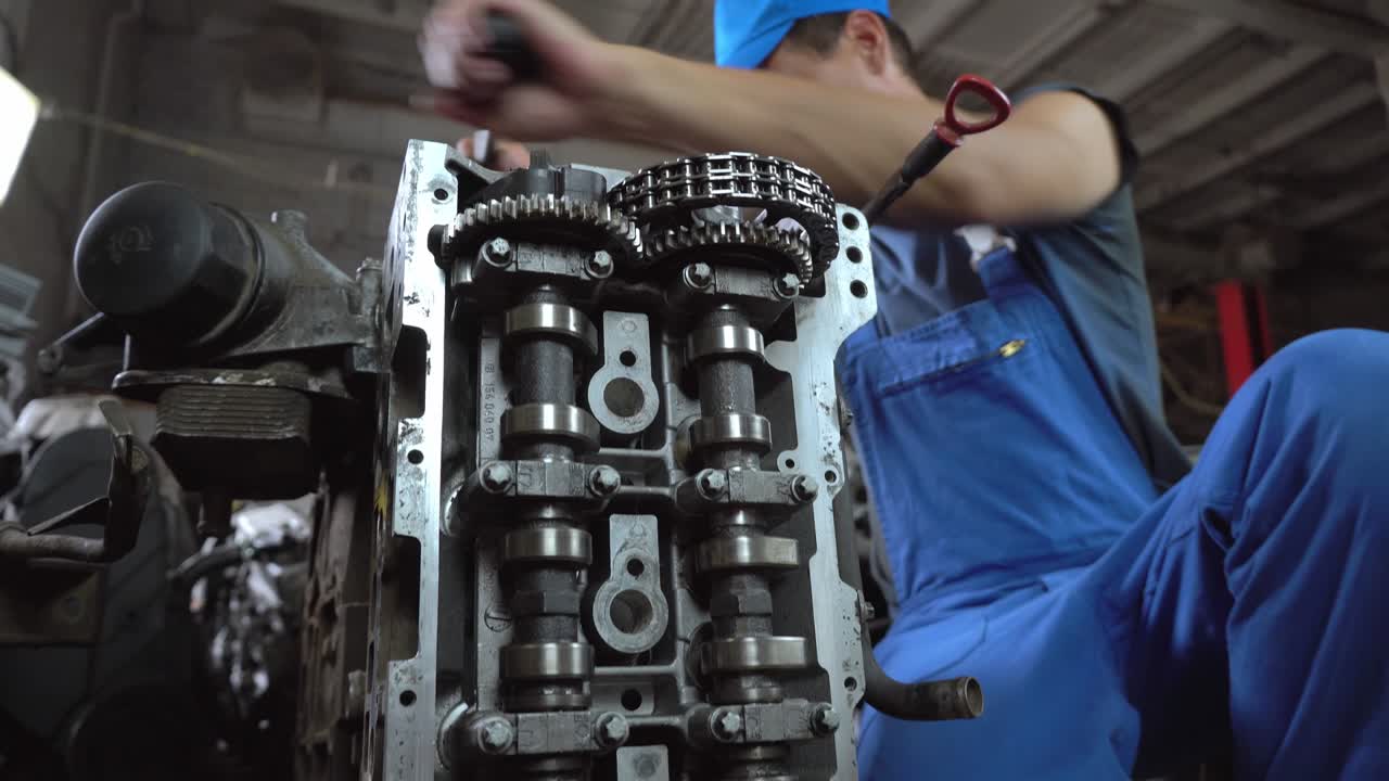 vista del motor desmontado del coche. manos del mecánico reparando el motor