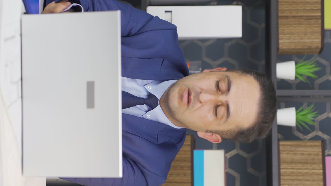 vídeo vertical de un hombre de negocios deprimido, triste y pensativo.