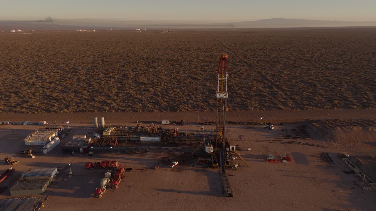 Vista aerea delle operazioni in un giacimento petrolifero