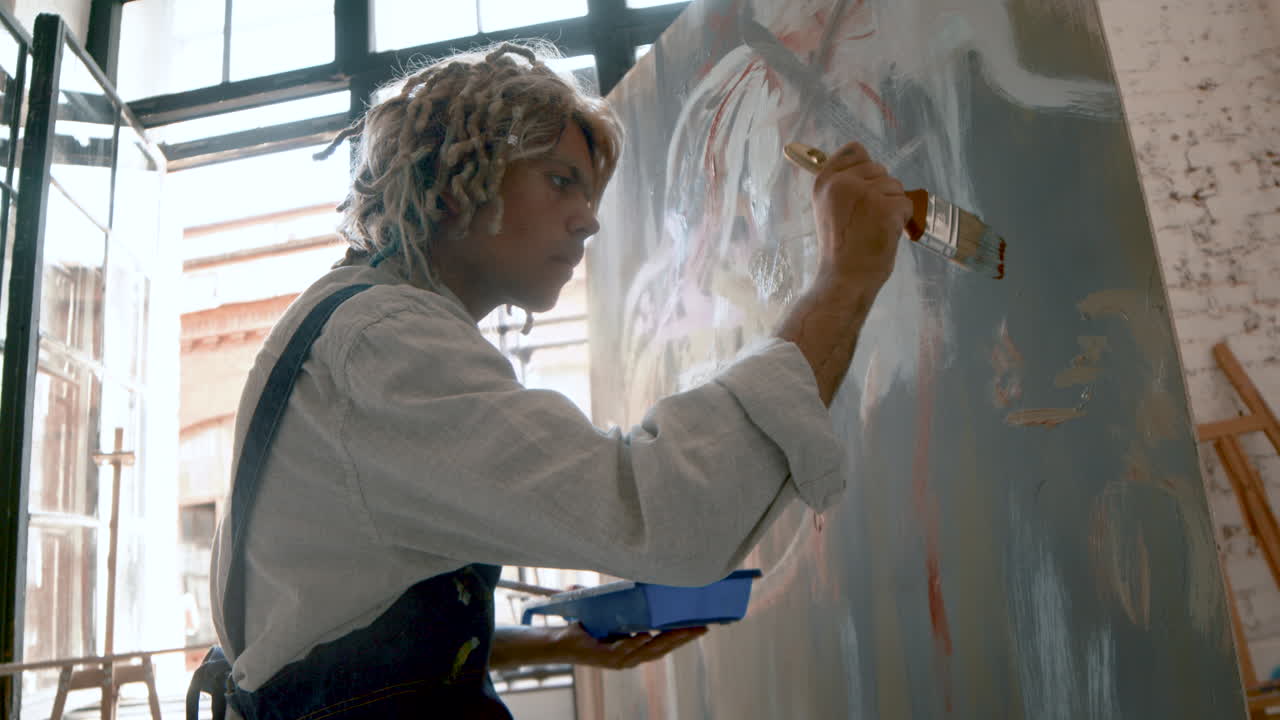 실내에서 예술가 그림을 그리는