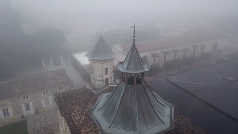 bodega chateau cos d'estournel en un día brumoso, región de burdeos, francia